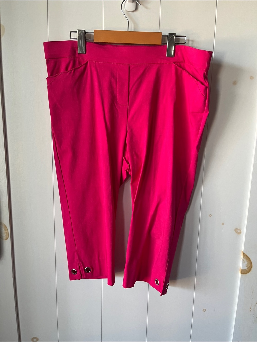 89th & Madison Hot Pink Capri Pants